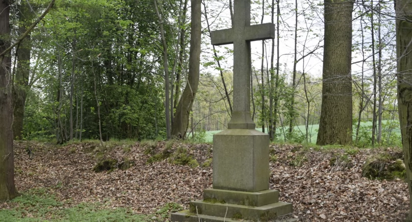 Ruiny cmentarza ewangelickiego w Kościelnikach Średnich - Kraina Zapomnienia