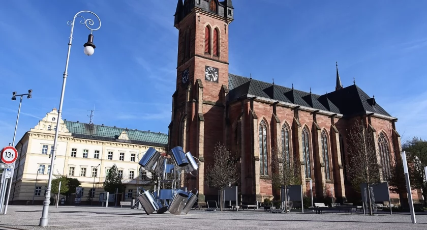 Futurystyczna rzeźba pod kościołem we Vrchlabi