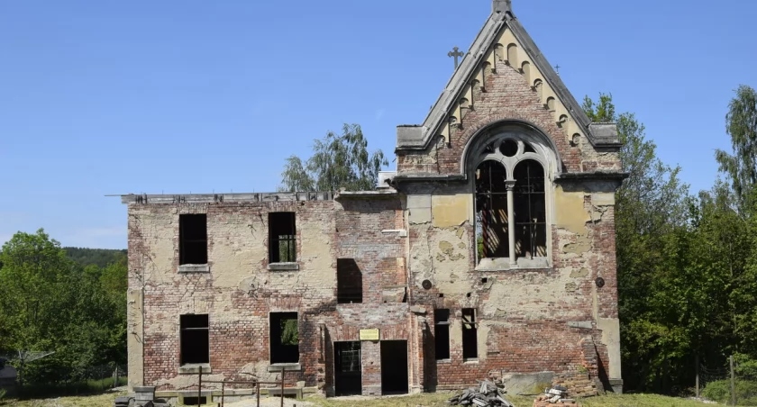 Ruiny szkoły ewangelickiej z kaplicą we wsi Posada