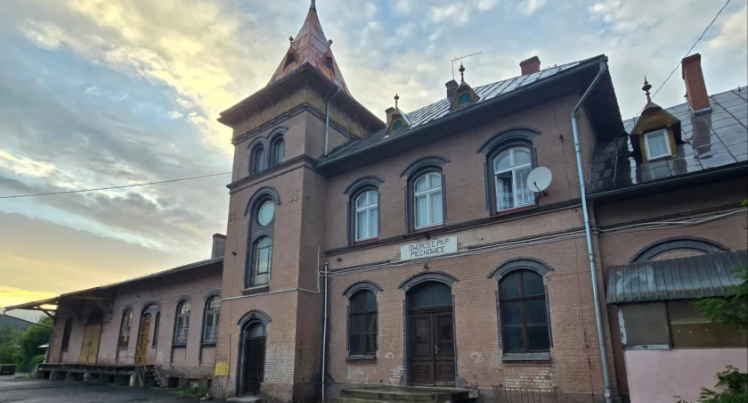 Dworzec kolejowy w Piechowicach. Ślady dawnego piękna architektury kolejowej.