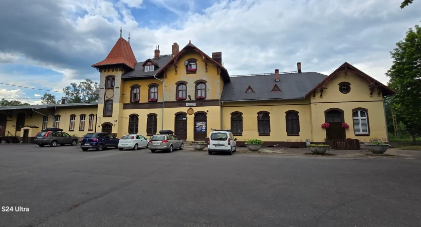 Dworzec kolejowy w Cieplicach. Piękno dawnej architektury kolejowej.