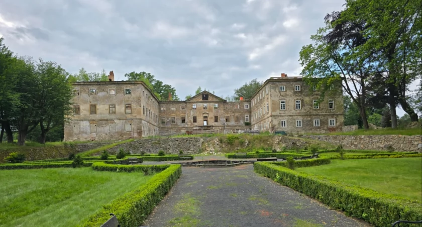 Ruiny barokowego zamku Lipova. Różne oblicza historii.
