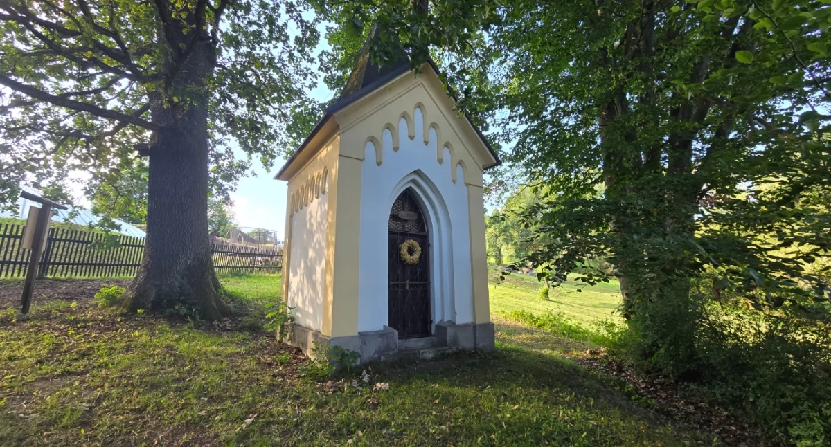 Rokytnickie kapliczki - Kapliczka Panny Maryi. Najstarsza w miasteczku.