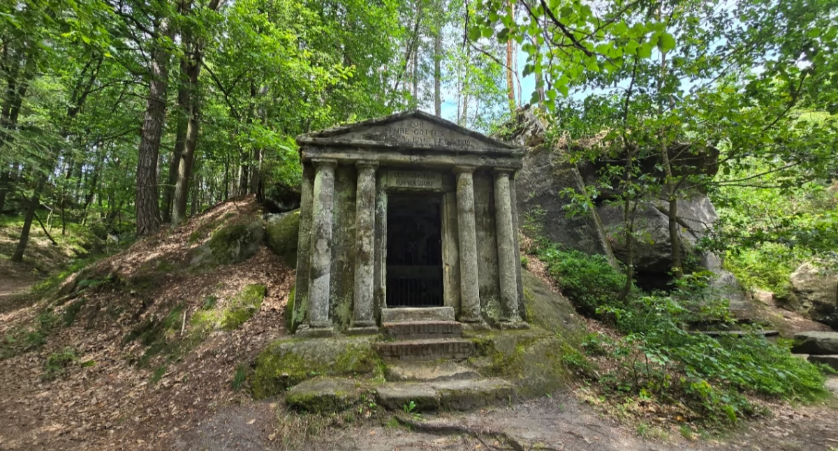 Skalna kaplica w Kunraticach. Niemal jak antyczna świątynia.