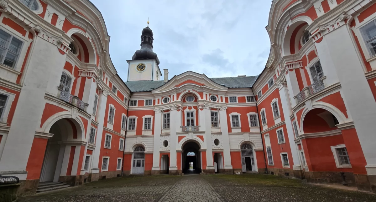 Klasztor w Broumovie: Skarb Barokowej Architektury i Historii