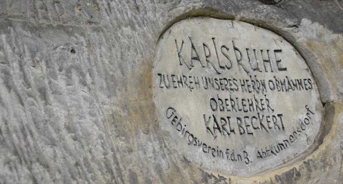 Ławeczka Karola - Skalna Oaza Spokoju i Historii