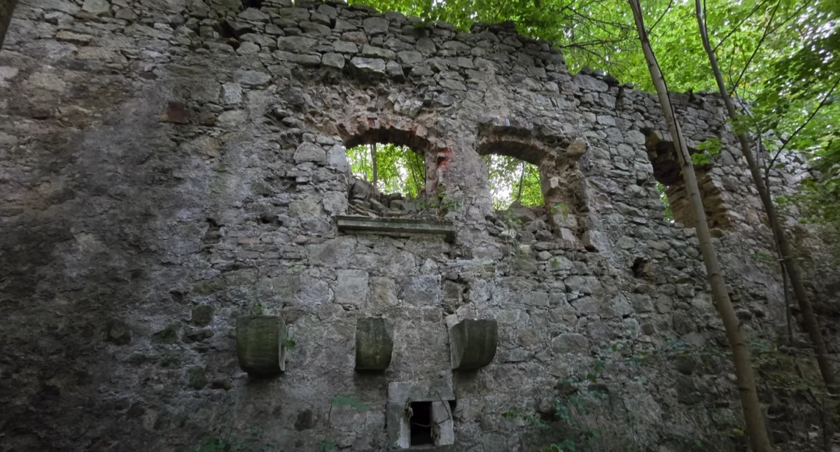 Zapomniany Świat Dworu w Bartnikach: Ruiny Pełne Historii i Tajemnic