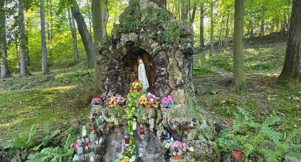 Lawa Wezuwiusza w sercu Jedliny Zdrój – niezwykła kapliczka ze skały wulkanicznej