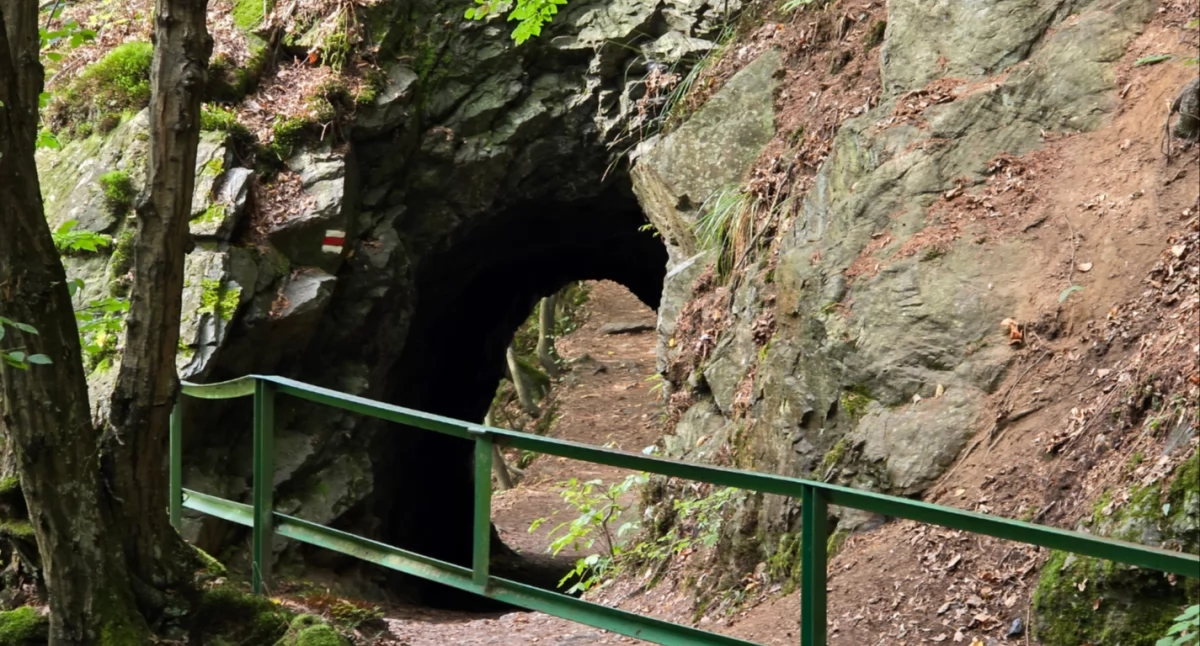 Skalny Tunel na Ścieżce Riegera – Brama do Historii i Natury