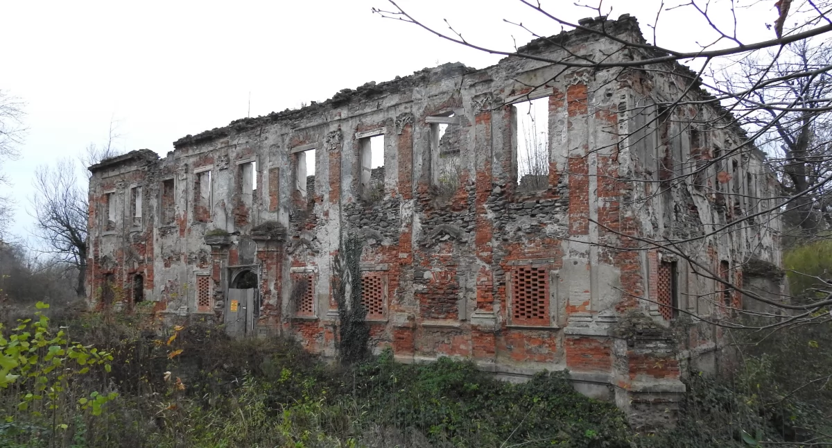 Pałac w Łażanach – Ruiny pełne wspomnień o dawnej świetności