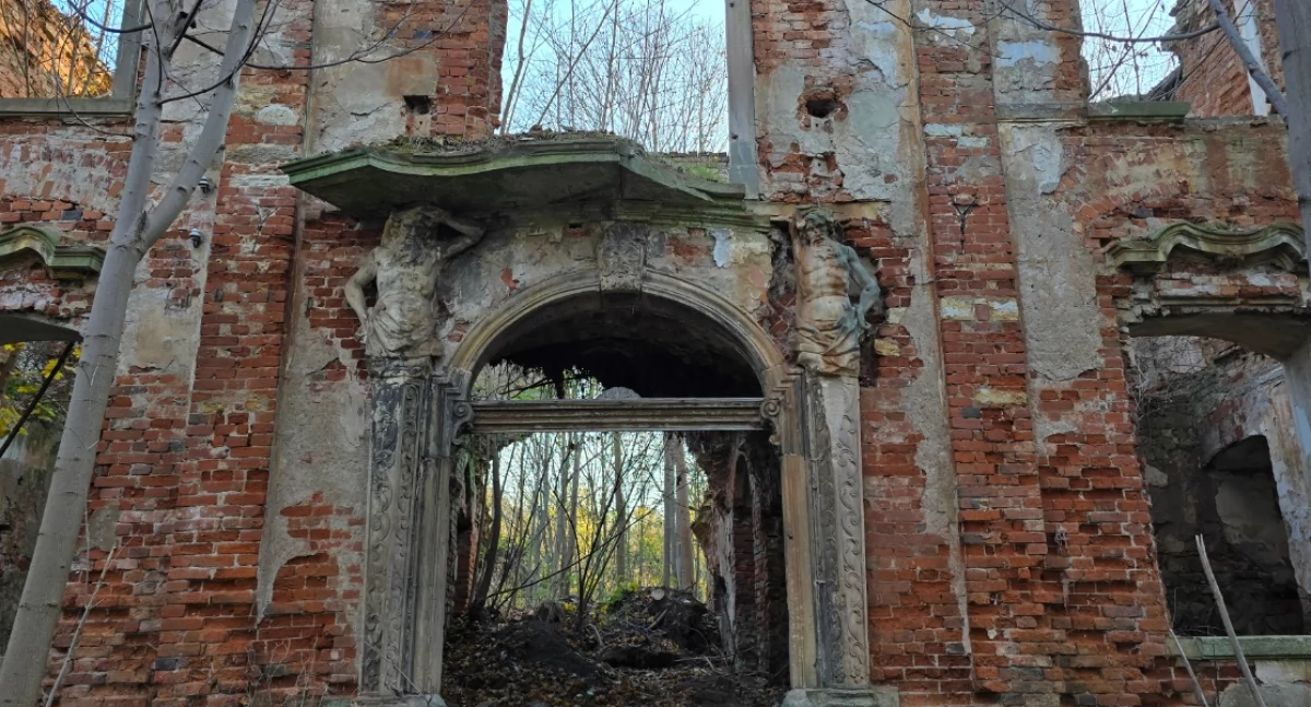 Tajemnica rzeźb atlantów przy pałacowym portalu w Kamionnej – barokowy symbol siły i majestatu