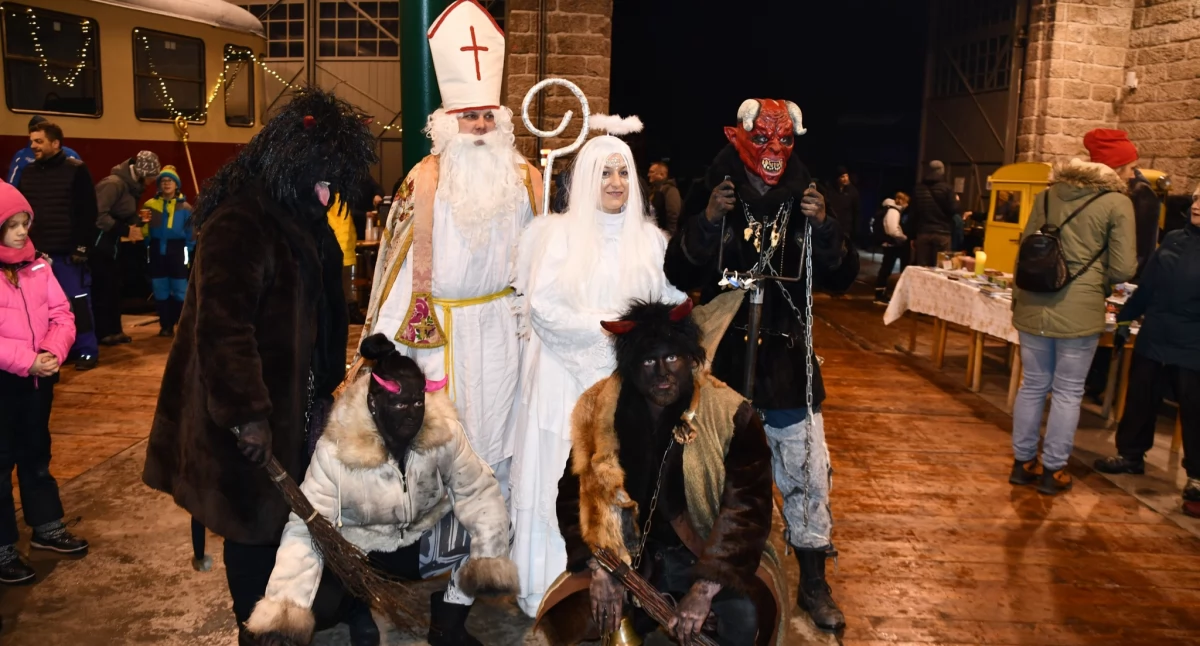 Bożonarodzeniowy grzaniec czyli Vánoční svařák w parowozowni Kořenov – świąteczna magia na Zubačce