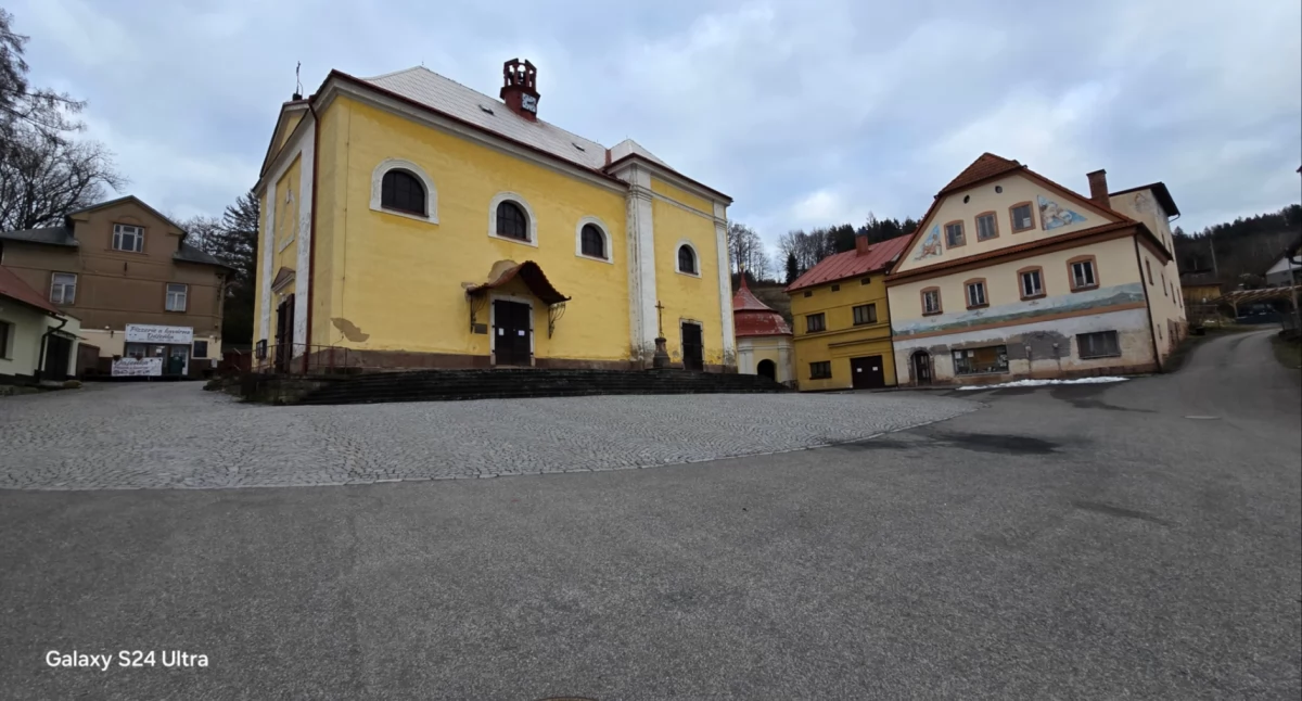 Malé Svatoňovice: Podkarkonoska sceneria, lecznicze źródełko i literackie dziedzictwo