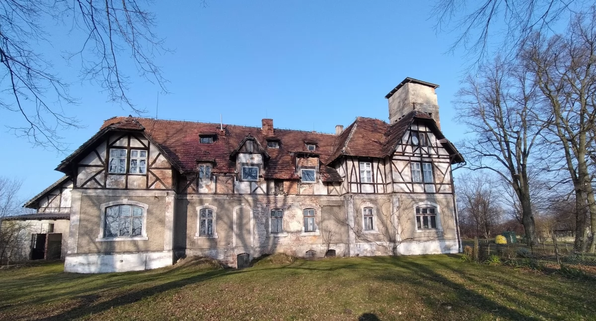 Sowia Chata. Niegdyś jeden z najpiękniejszych dolnośląskich folwarków popada w ruinę.
