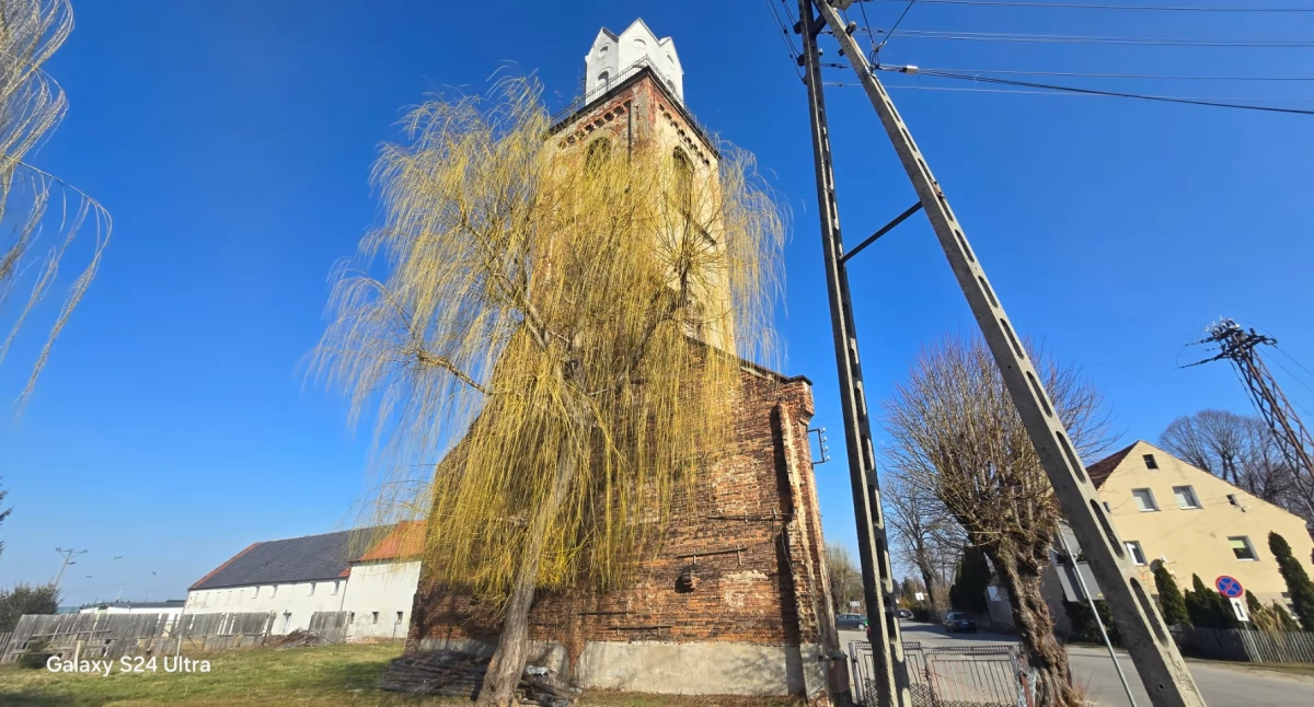 Wieża kościoła ewangelickiego w Lutomi Górnej – zapomniany świadek historii