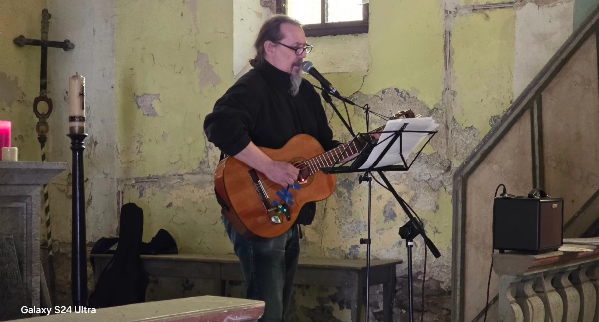 Muzyka w zapomnianych murach – koncert Krzysztofa St. Karasińskiego w najstarszym kościele Szklarskiej Poręby