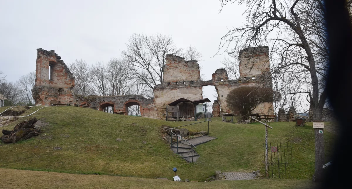 Zamek Zásadka – tajemnicze ruiny nad Izerą, gdzie historia splata się z legendą