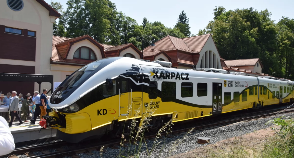 Karkonosze znów usłyszały gwizdek pociągu - Wróciła kolej, wróciły wspomnienia – pierwsza podróż do Karpacza po 25 latach