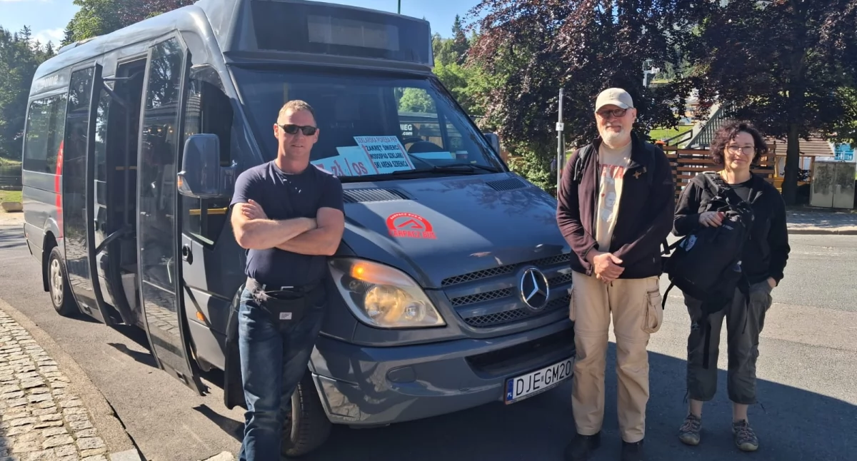 Latem bez auta po Szklarskiej Porębie? Od teraz to możliwe – startuje Szklarski Bus