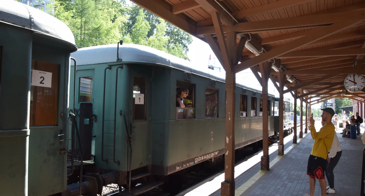 Retro pociąg przemierza Kolej Izerską. Niezwykła podróż w przeszłość mimo zmiany lokomotywy