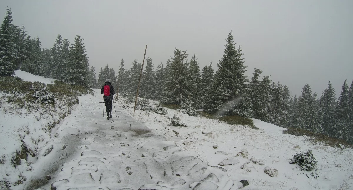 Majowa zima. W Karkonoszach spadł śnieg, na Śnieżce mróz i śliskie szlaki.