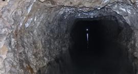 Z Rozdroża Izerskiego do wnętrza ziemi. Sztolnia kopalni kwarcu.
