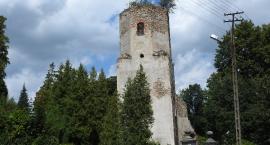 Ruiny kościoła w Pobiednej - w otoczeniu niesamowitej nekropolii