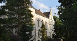 Pełen mrocznych tajemnic pałac w Czernicy