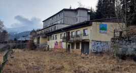 Zrujnowany DW Szczyt w Karpaczu