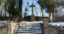 Komarno - Dwa kościoły i wielki kamienny krzyż