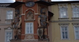 Hostinne - Tu wieży ratusza strzeże dwóch olbrzymów