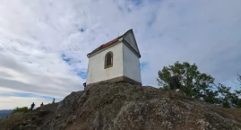 Kapliczka św. Marii Magdaleny na bazaltowym wzgórzu Zebin u wrót Jiczina