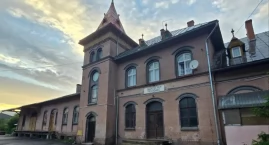 Dworzec kolejowy w Piechowicach. Ślady dawnego piękna architektury kolejowej.