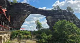 Zdjęcie przedstawia: Pravčická brána (Pravcicka brama) – kamienny łuk natury, który przetrwał wieki