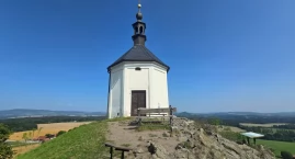 Powrót na wzgórze Vyskeř – kaplica św. Anny w świetle i ciszy