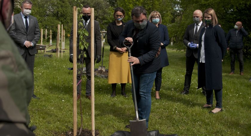 Pole Mokotowskie bogatsze o jabłonie