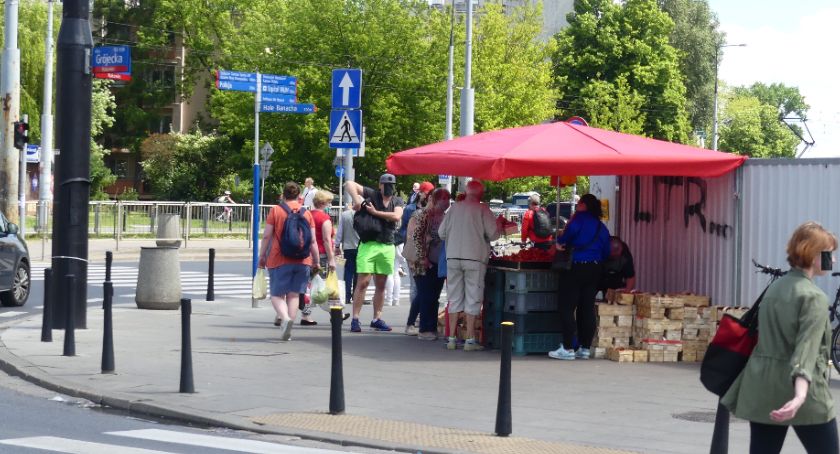 Truskawki - róg Banacha i Grójeckiej