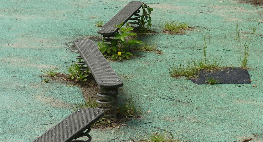 Place zabaw na Rakowcu - brak pędzla i miotły