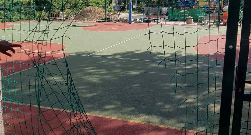 Plac Baśniowy - zuchwała kradzież z demolką 