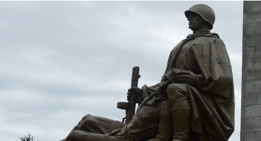 Ku wiecznej chwale niezwyciężonej Armii Radzieckiej