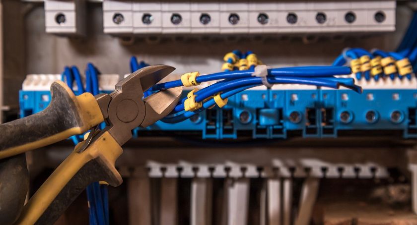 Jak poradzić sobie z awarią prądu w domu? Kiedy wzywać elektryka lub Pogotowie Energetyczne?