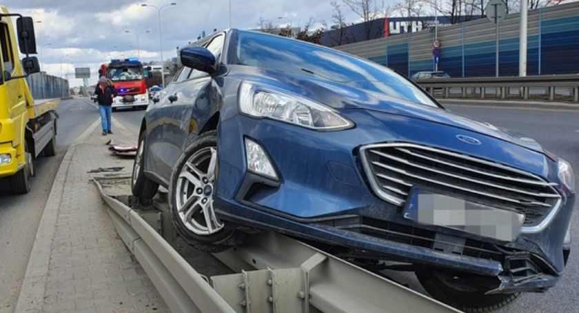 Zmiana pasa zakończona na... barierach. Auto zawisło 1,5 metra nad ziemią