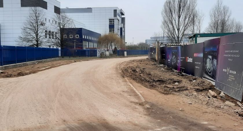 Ulica Popularna z telenowelą w tle 