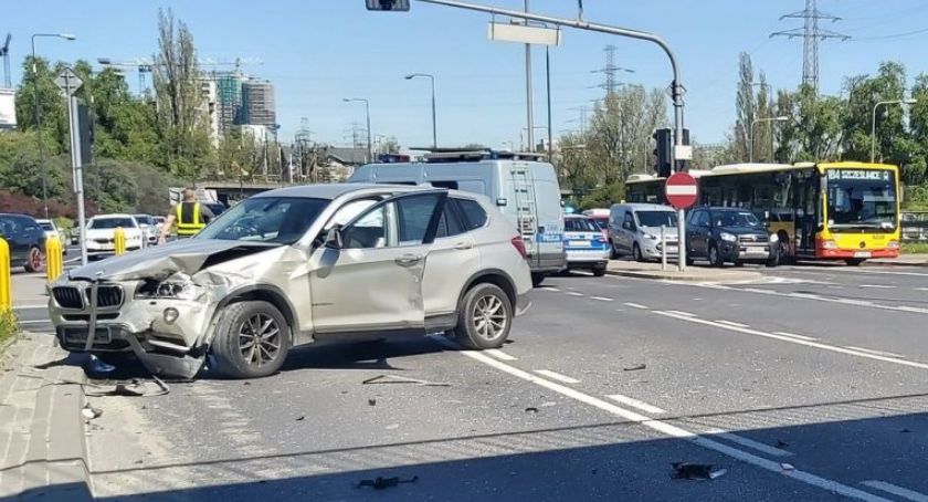 Kierowca skody wyleciał przez okno po zderzeniu z BMW. Groźny wypadek na rondzie Zesłańców Syberyjskich