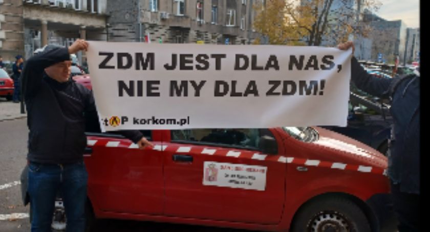 Protest po siedzibą Zarządu Dróg Miejskich