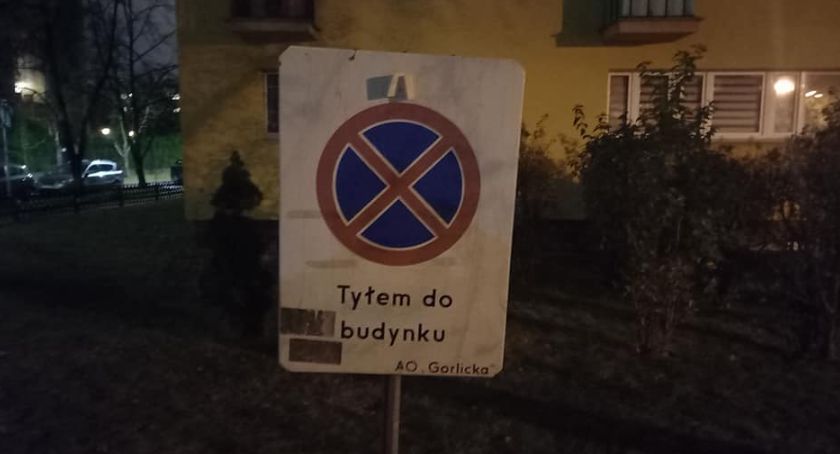 Nie parkujmy tyłem do budynku!