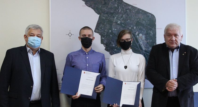 Młodzi lotnicy w urzędzie
