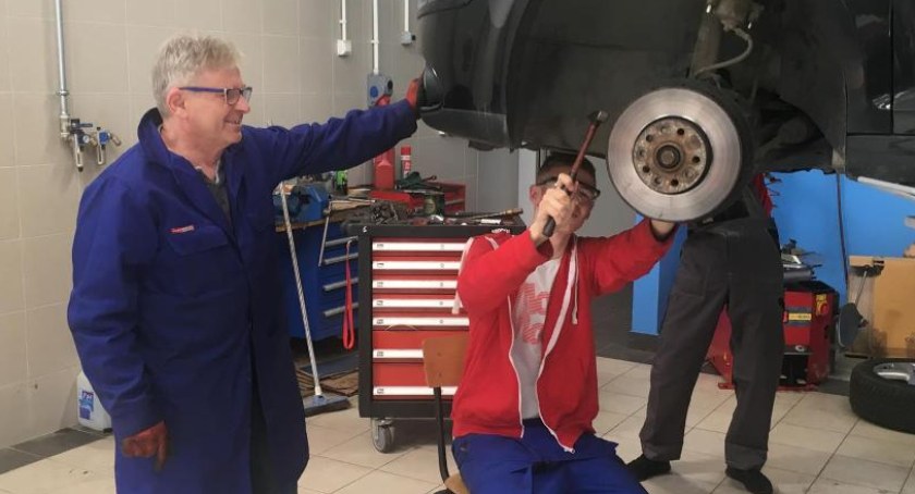 Mechanicy samochodowi szkolą się na Ochocie!