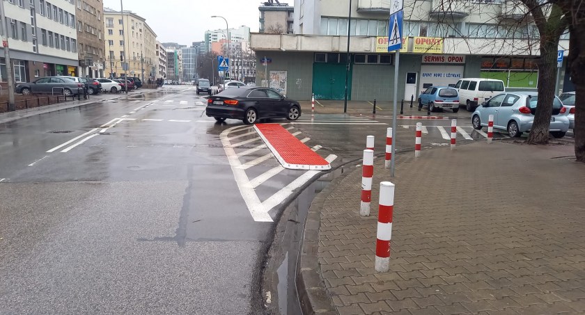 Niemcewicza róg Tarczyńskiej - co tu się dzieje?