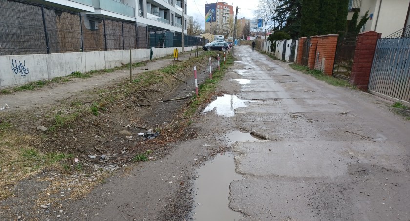 Porozumienie w sprawie budowy chodnika i drogi przy Lirowej